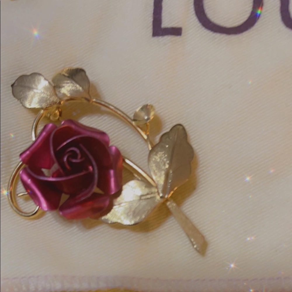 Beautiful pre-loved broach. Fit for any Queen!!